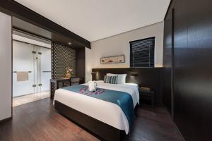 a hotel room with a large bed and a window at Howard Johnson Sandalwoods Resort Huizhou in Huidong