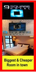 9 Square Hotel - Subang في سوبانغ جايا: ملصق لغرفة نوم مع سرير وغرفة في المدينة