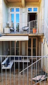 Ein Balkon oder eine Terrasse in der Unterkunft Gallery Townhouse & Home