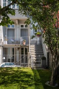 Casa blanca con escaleras y porche en Gallery Townhouse & Home en Oporto