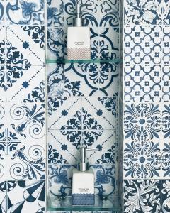 baño con azulejos azules y blancos en Oceanami 3BR Villa - Vivian Homestay, en Long Hai