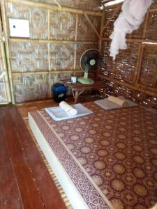 um quarto com uma mesa e um espelho num piso em Varin Village Koh Lipe em Koh Lipe