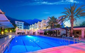 Bazén v ubytování Onkel Resort Hotel nebo v jeho okolí