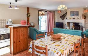 cocina y comedor con mesa, mesa y sillas en 3 Bedroom Lovely Home In Sainte Gemme, en Sainte-Gemme