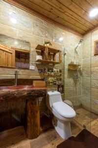 a bathroom with a toilet and a sink and a shower at Vista de Águilas Ecolodge in Pedernales