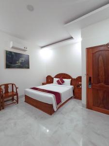 Postel nebo postele na pokoji v ubytování Royal Hotel Bạc Liêu