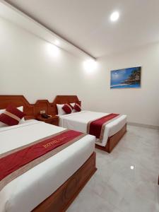 Postel nebo postele na pokoji v ubytování Royal Hotel Bạc Liêu