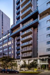 een appartementencomplex met auto's voor het gebouw bij Quest on Dorcas in Melbourne