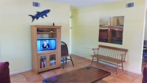 TV a/nebo společenská místnost v ubytování ARIEL WEST DUPLEX Duplex