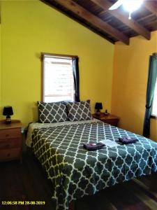 Ένα ή περισσότερα κρεβάτια σε δωμάτιο στο Fully equipped 2 bedroom tree top cottage, with large balcony in private garden