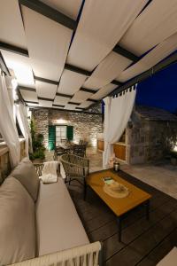 een patio met een bank en een tafel bij Villa Bante - Luxury Stone House in Kaštela