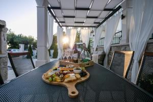 een bord eten op een tafel op een veranda bij Villa Bante - Luxury Stone House in Kaštela