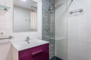 łazienka z umywalką i prysznicem w obiekcie Apartamento Pizarro 1b w Corralejo +12 zdjęć