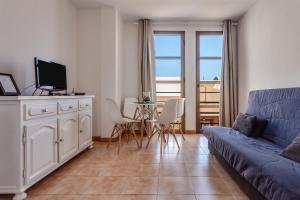 Televízia a/alebo spoločenská miestnosť v ubytovaní Apartamento Pizarro 2b