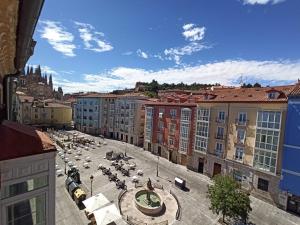 widok na dziedziniec w mieście z budynkami w obiekcie La casa de LA FLORA a 3 minutos de la catedral VUT09187 w mieście Burgos