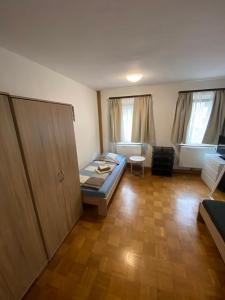 a room with a bed and a cabinet in it at Einfaches Haus mit Privatzimmern und Gemeinschaftsräumen in Heilbronn