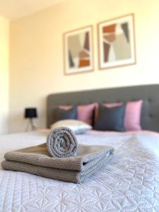 uma pilha de toalhas sentadas em cima de uma cama em Top Centre Zara Apartment em Stara Zagora