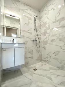 A bathroom at Top Centre Zara Apartment