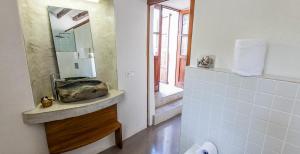 A bathroom at Agroturismo Can Pere Sord