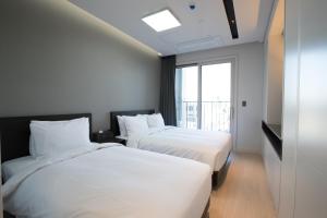 Tempat tidur dalam kamar di Sunrise Hotel Sokcho