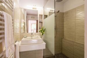 y baño con lavabo y ducha. en Agroturismo Can Pere Sord en Sant Joan de Labritja