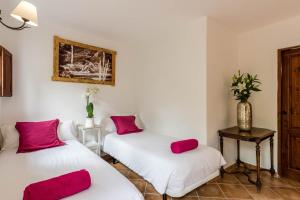 A bed or beds in a room at Agroturismo Can Pere Sord