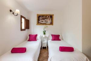 A bed or beds in a room at Agroturismo Can Pere Sord
