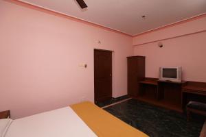 TV a/nebo společenská místnost v ubytování Lloyds Serviced Apartments,Krishna Street,T Nagar