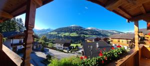 una vista da un balcone di un villaggio con montagne di Haus Raimund " KLEIN aber FEIN " ad Alpbach