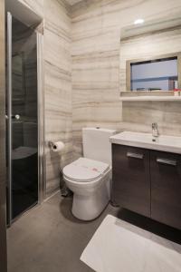 een badkamer met een toilet, een wastafel en een douche bij BOLU GRAND KÖROĞLU OTEL in Bolu