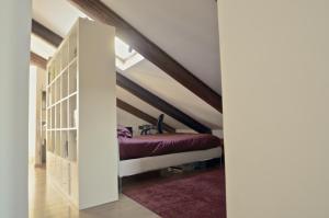 1 dormitorio con 1 cama en el ático en Affascinante mansarda centro storico, en Turín