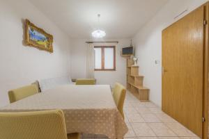 Televízia a/alebo spoločenská miestnosť v ubytovaní Apartments Kod Cara