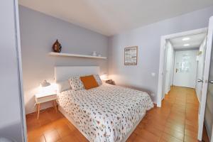 トッサ・デ・マールにあるDesconnectar Tossa de Marの小さなベッドルーム(ベッド1台付)、廊下が備わります。