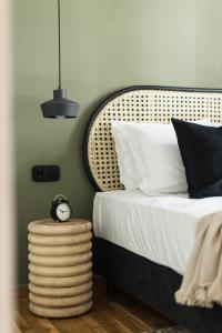 A bed or beds in a room at Serene 1 BR Apartment in Koukaki by UPSTREET