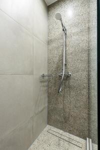 A bathroom at Serene 1 BR Apartment in Koukaki by UPSTREET Még 12 kép