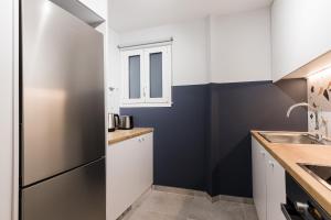 A kitchen or kitchenette at Serene 1 BR Apartment in Koukaki by UPSTREET