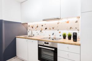 A kitchen or kitchenette at Serene 1 BR Apartment in Koukaki by UPSTREET