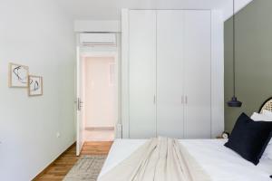 A bed or beds in a room at Serene 1 BR Apartment in Koukaki by UPSTREET