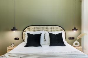 A bed or beds in a room at Serene 1 BR Apartment in Koukaki by UPSTREET