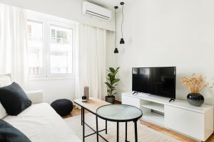A television and/or entertainment centre at Serene 1 BR Apartment in Koukaki by UPSTREET