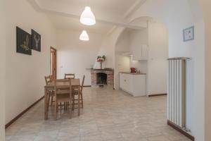 Kuchyňa alebo kuchynka v ubytovaní Vicolo del Cinque Apartment Trastevere