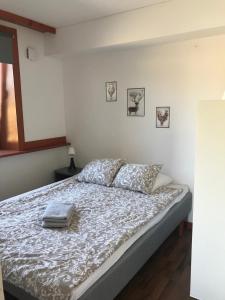 een slaapkamer met een groot bed met een kussen bij Lägenhet med 2 sovrum och uteplats in Oxie