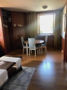 a room with a table and chairs and a window at Lägenhet med 2 sovrum och uteplats in Oxie