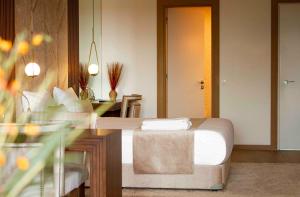 a hotel room with a bed and a desk and sidx sidx sidx at Maslak Aparts in Istanbul