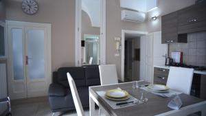 een eetkamer en een keuken met een tafel en stoelen bij Casa Galliani 15 in Ostuni