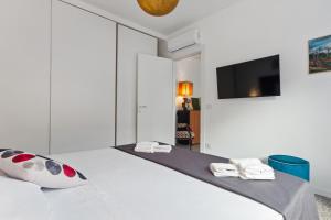 ein weißes Schlafzimmer mit einem Bett mit Handtüchern darauf in der Unterkunft Inner City Apartments in Lecce