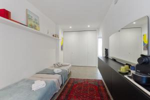 sypialnia z 2 łóżkami i dużym lustrem w obiekcie Inner City Apartments w mieście Lecce
