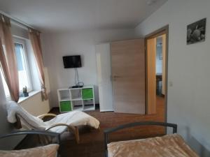 ein Wohnzimmer mit zwei Stühlen und einem Fernseher in der Unterkunft Ferienhaus Thalia in Übach-Palenberg