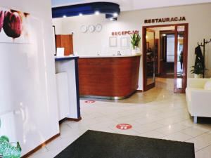 lobby z barem w środku pokoju w obiekcie Hotel Vistula w Krakowie