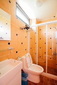 埔里鎮的住宿－以馬內利森林民宿，浴室配有卫生间、淋浴和盥洗盆。